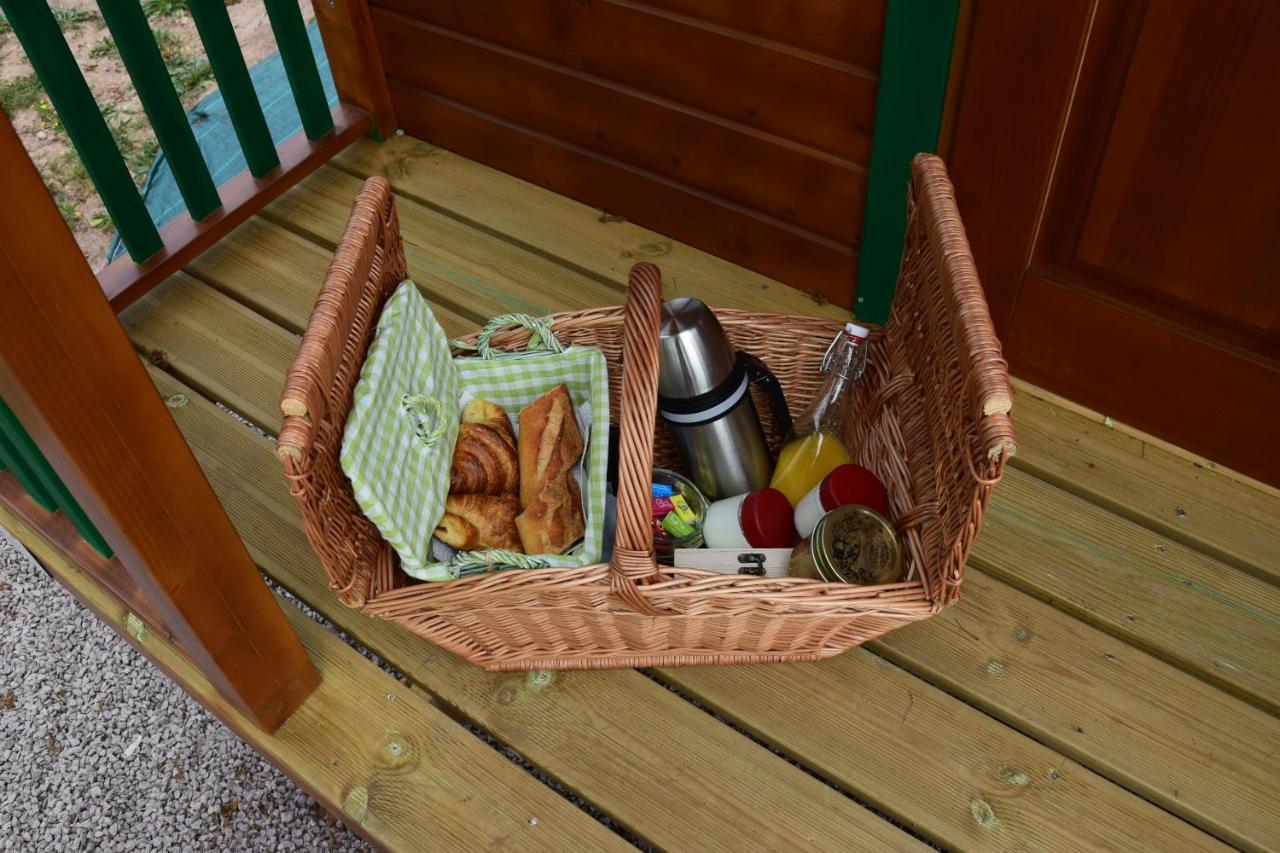 Les Roulottes Des Ris Bed and Breakfast Vallon-en-Sully Εξωτερικό φωτογραφία