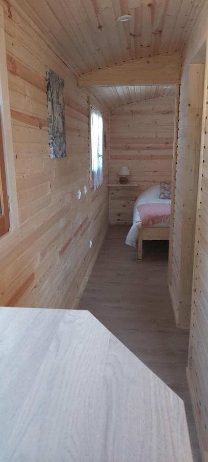 Les Roulottes Des Ris Bed and Breakfast Vallon-en-Sully Εξωτερικό φωτογραφία