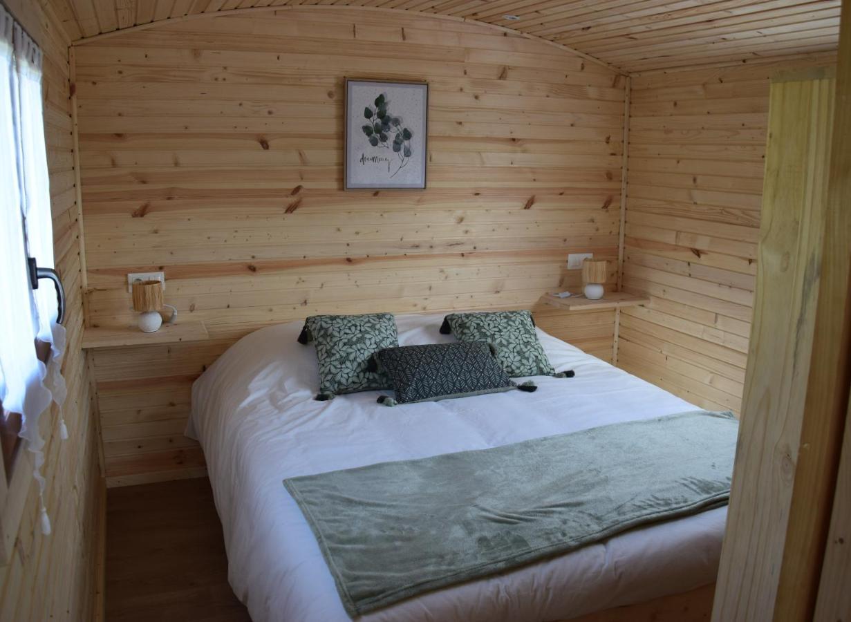 Les Roulottes Des Ris Bed and Breakfast Vallon-en-Sully Εξωτερικό φωτογραφία