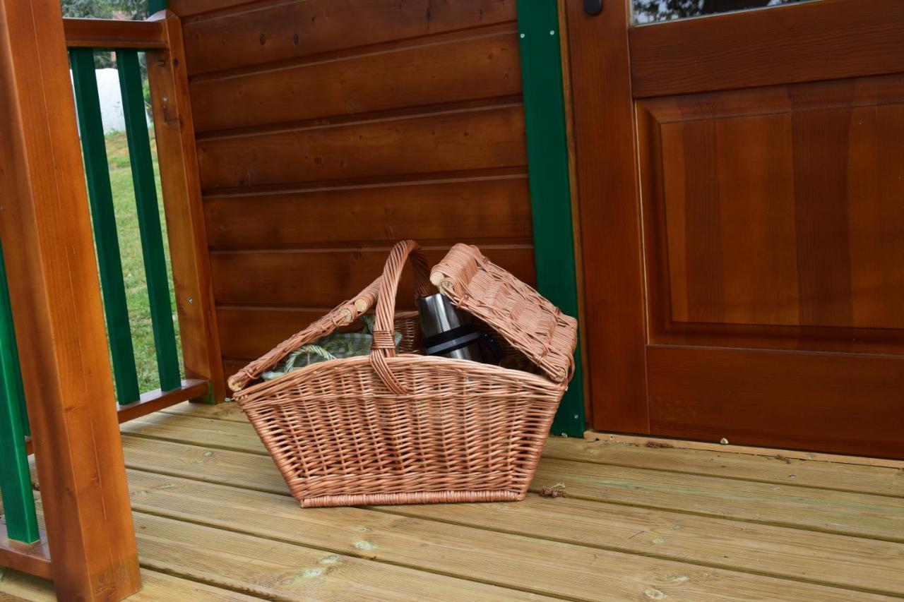 Les Roulottes Des Ris Bed and Breakfast Vallon-en-Sully Εξωτερικό φωτογραφία