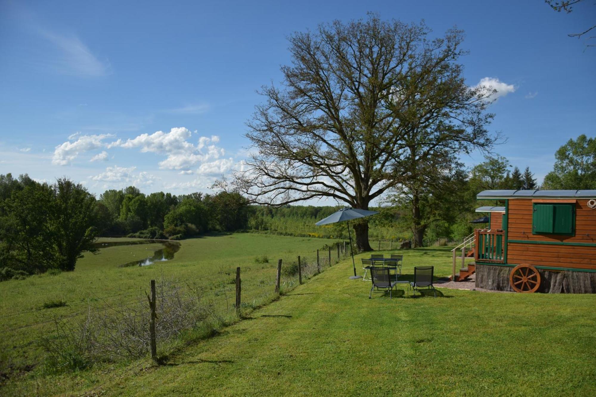 Les Roulottes Des Ris Bed and Breakfast Vallon-en-Sully Εξωτερικό φωτογραφία